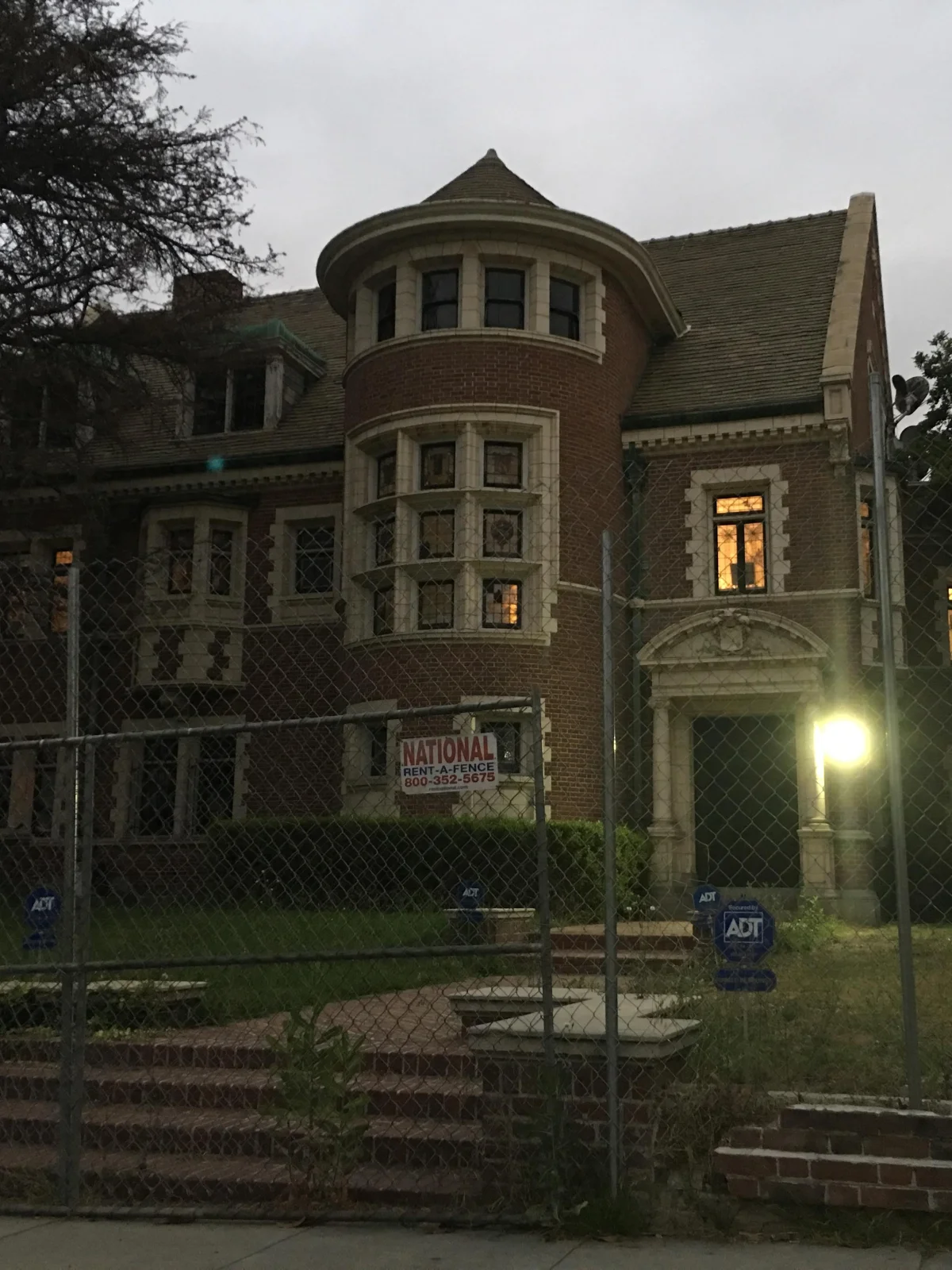 американская история ужасов american horror story ahs аиу эмма робертс джессика лэнг сара полсон эван питерс леди гага новый сезон 13 смотреть