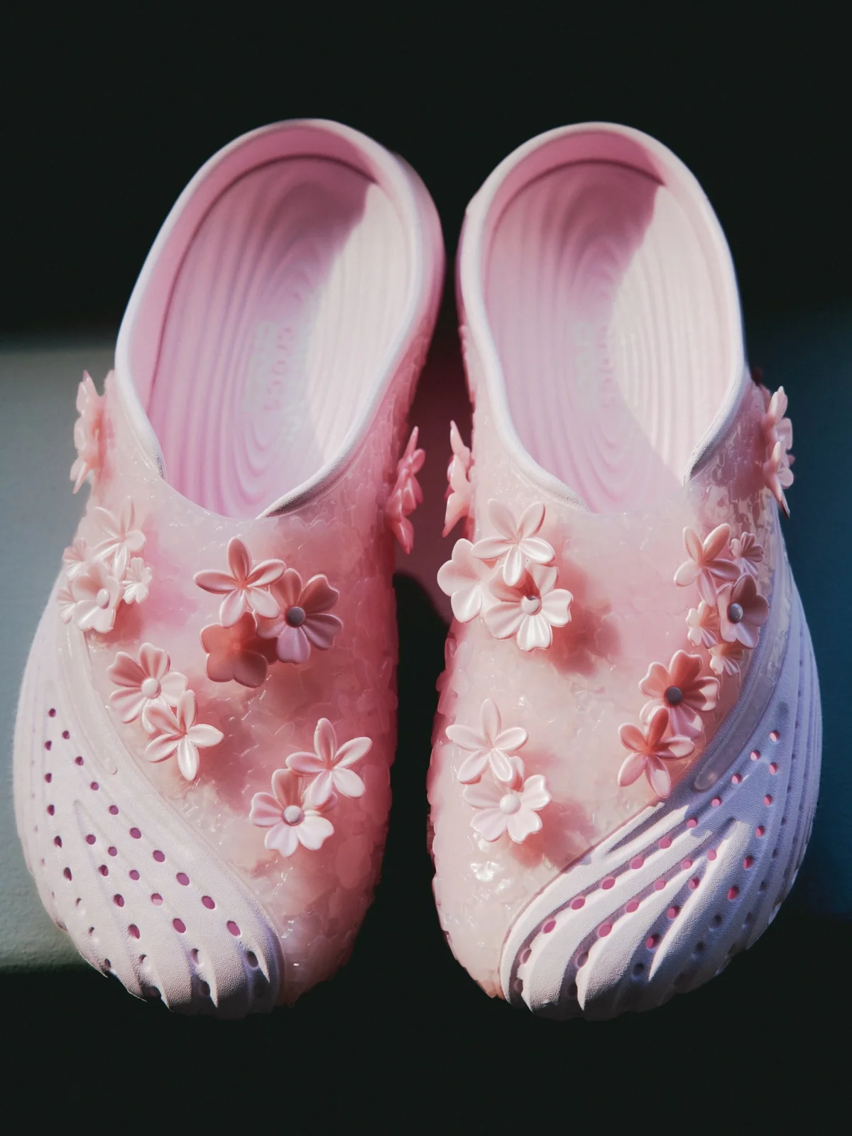 Crocs, Susan Fang, кроксы, Сьюзан Фанг, коллаборация, ss27, Echo Blume, сабо, летняя обувь