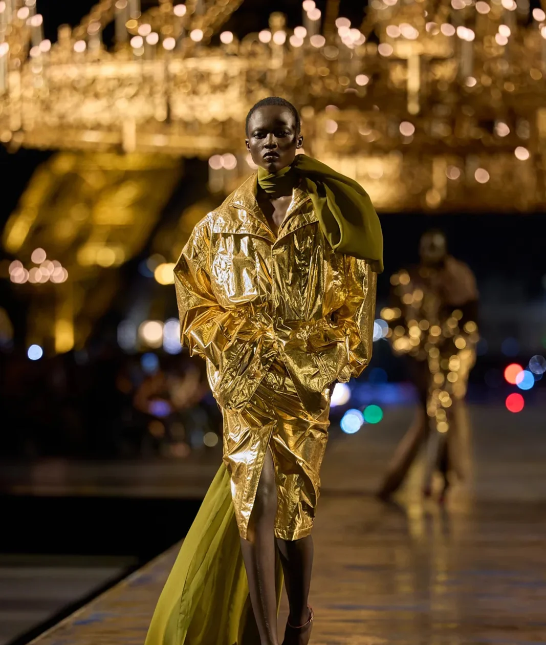 Париж, утопающий в золоте — как прошел показ Saint Laurent весна-лето 2027