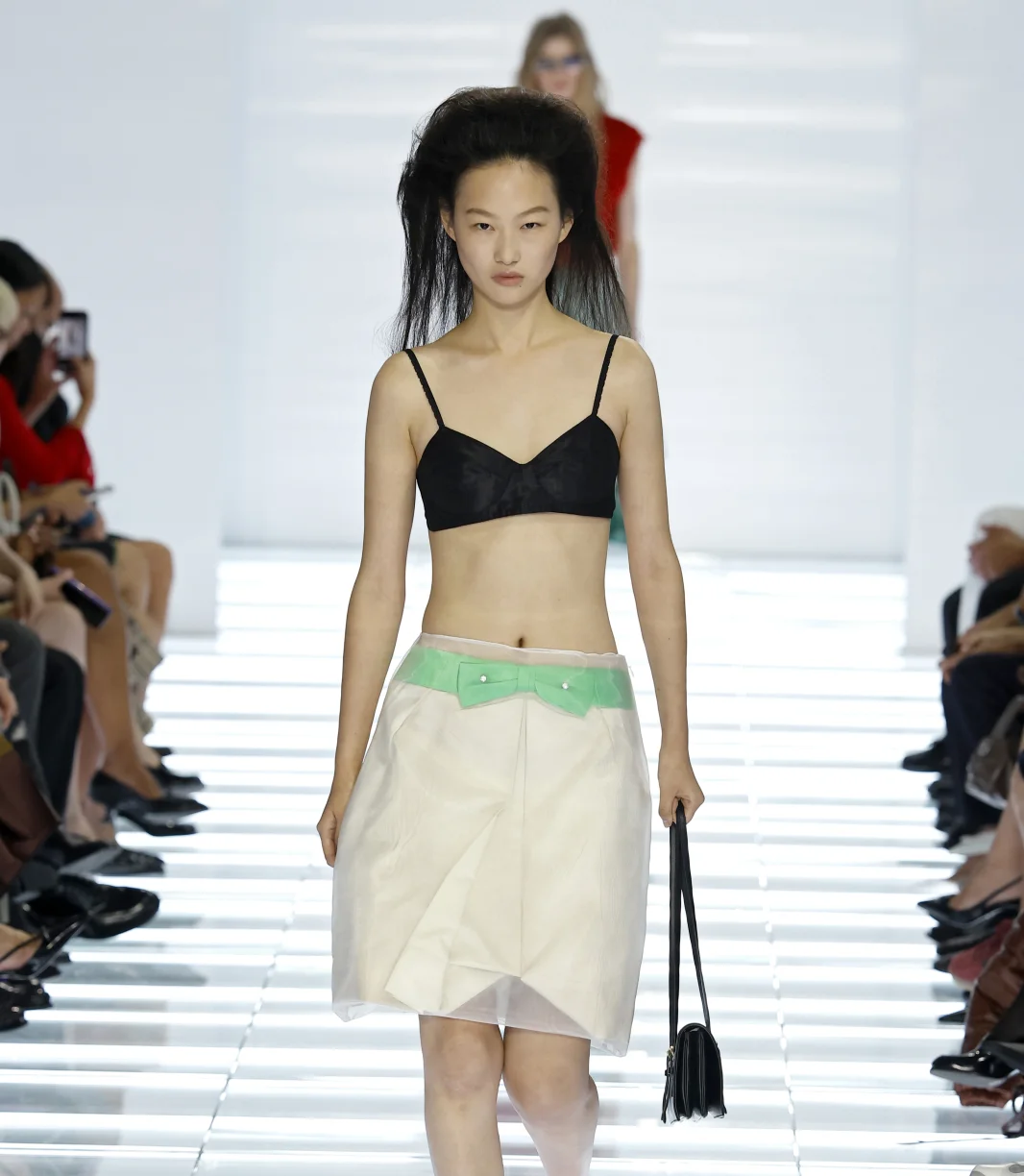 Юбок много не бывает: как прошел показ новой коллекции Prada весна-лето 2027