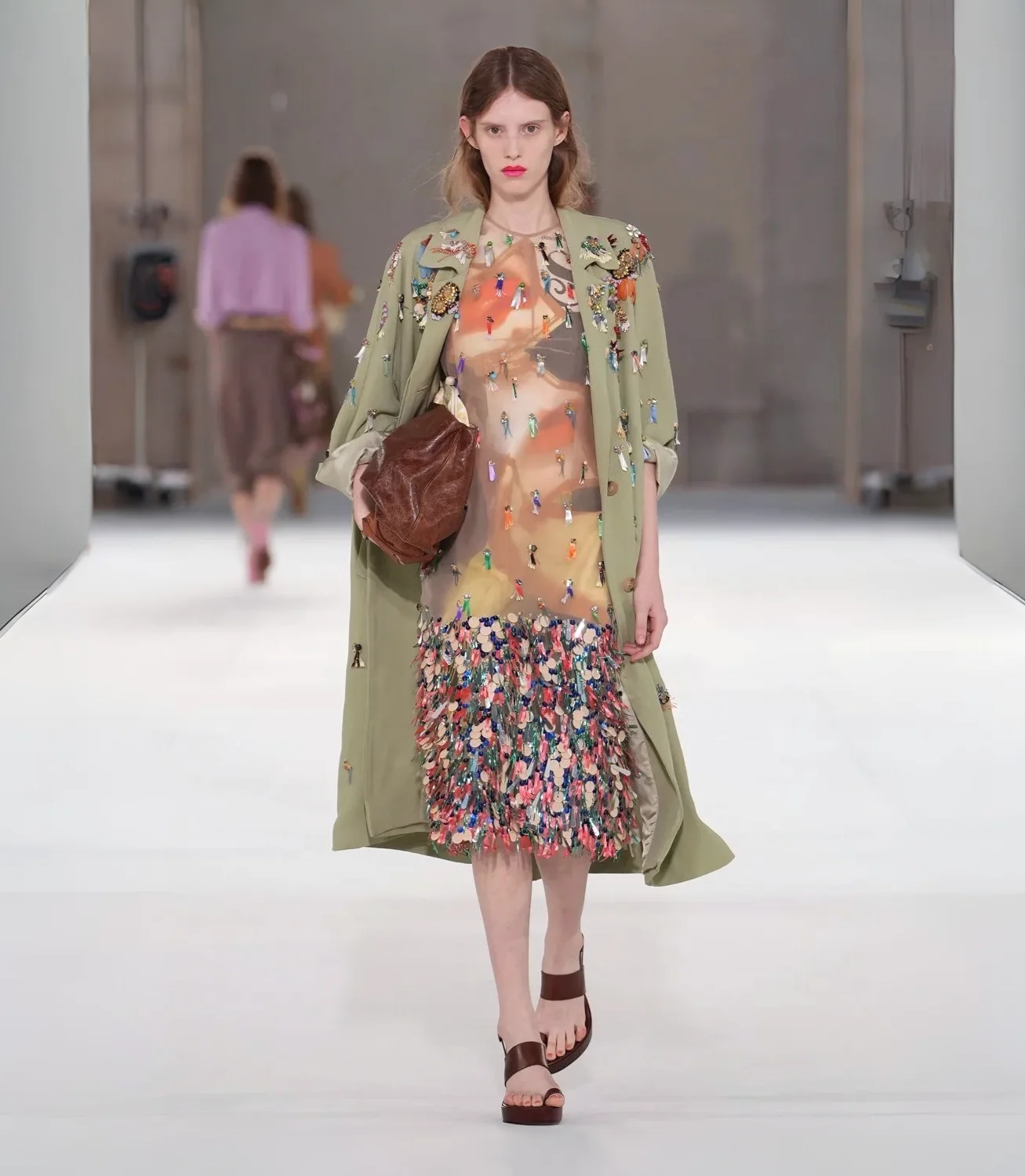 Ретро-шик и обилие юбок: какой получилась весенне-летняя коллекция Dries Van Noten