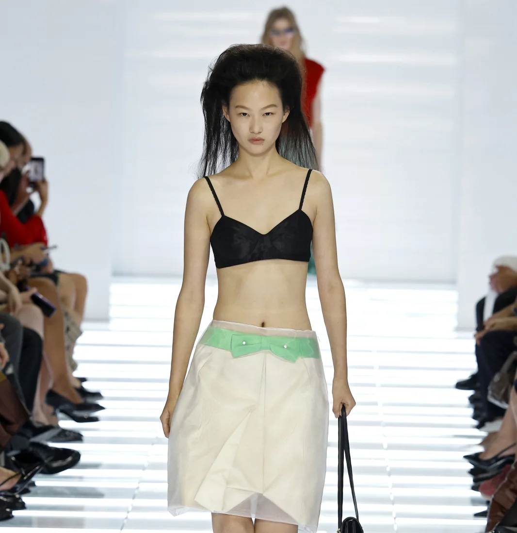 Юбок много не бывает: как прошел показ новой коллекции Prada весна-лето 2027