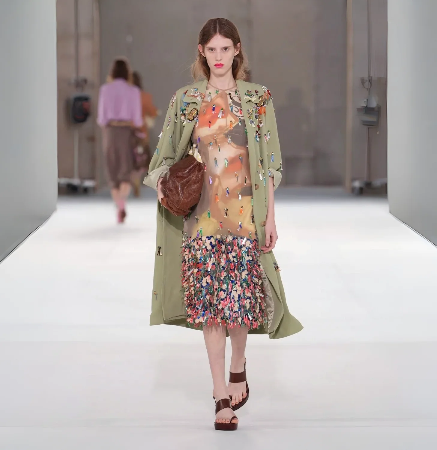 Ретро-шик и обилие юбок: какой получилась весенне-летняя коллекция Dries Van Noten