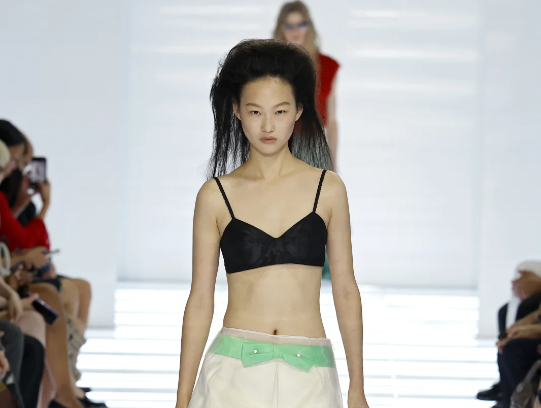 Юбок много не бывает: как прошел показ новой коллекции Prada весна-лето 2027