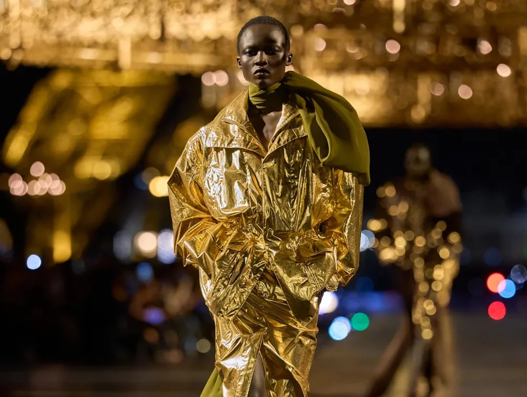 Париж, утопающий в золоте — как прошел показ Saint Laurent весна-лето 2027