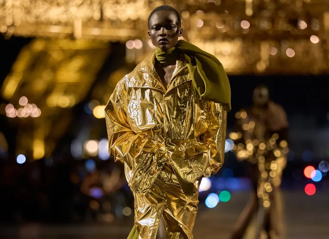 Париж, утопающий в золоте — как прошел показ Saint Laurent весна-лето 2027